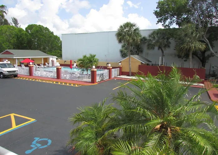 Howard Johnson By Wyndham Ft. Myers Fl